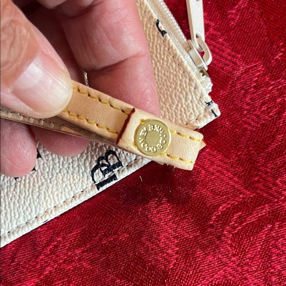 🔥EUC Dooney and Bourke Greta Slim Coated White Canvas Wristlet Clutch - Picture 2 of 11